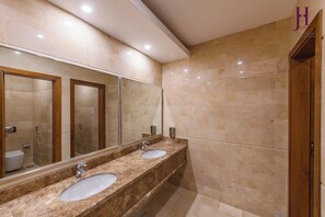 Dusche, Haartrockner, Handtücher, Seife