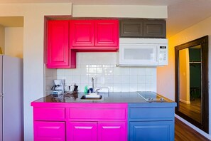 Coffee/tea maker, fridge, microwave