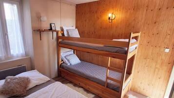 1 bedroom, iron/ironing board, WiFi (free)
