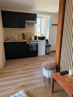 Coffee/tea maker, fridge, microwave, oven