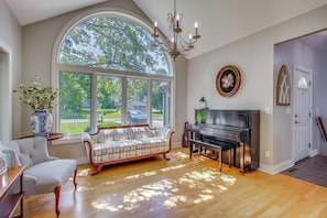 Fernseher, Kamin, Bücher