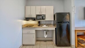 Cafetera o tetera, frigorífico, microondas y mesa de comedor