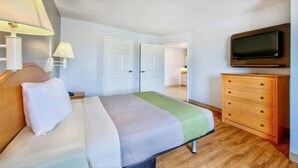 Room - Queen Bed | Non smoking (Sulphur LA)