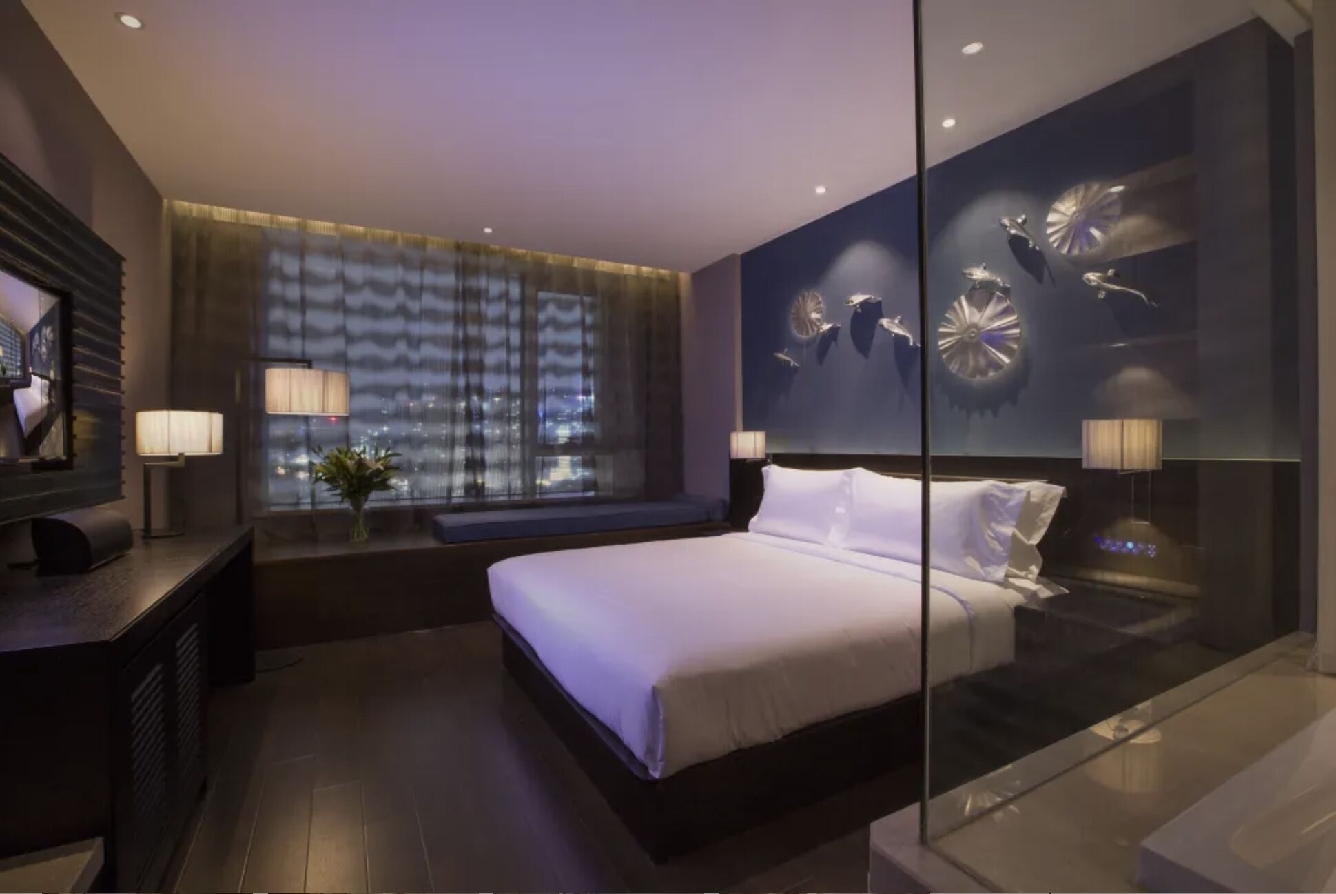 Free minibar, desk, free WiFi, bed sheets