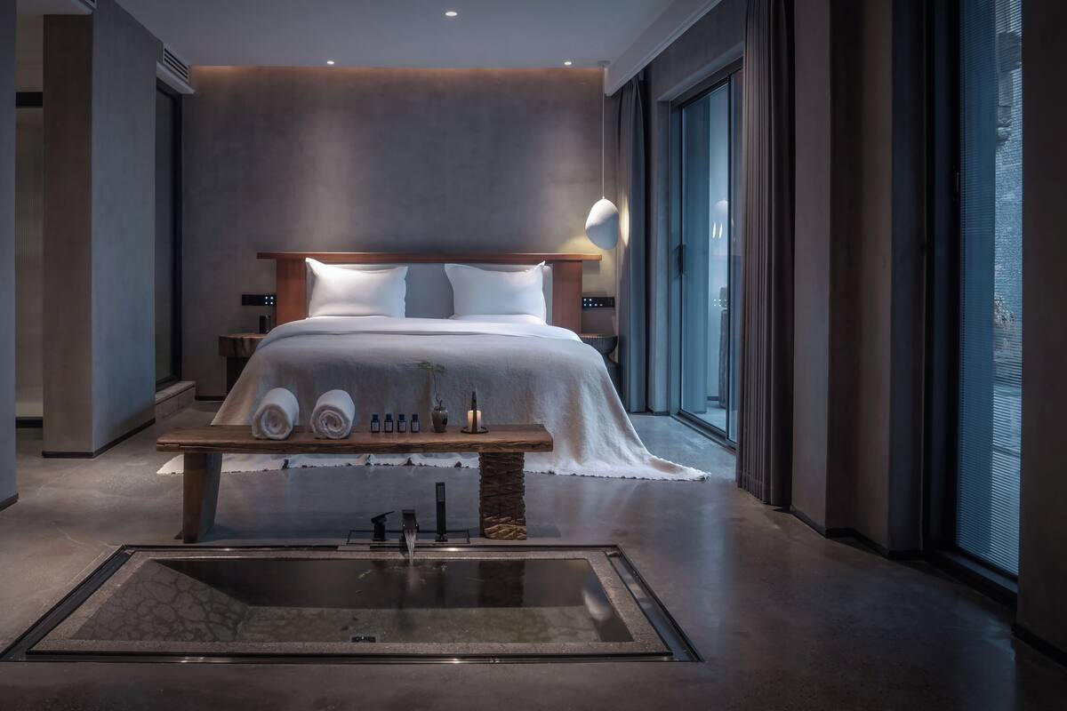 Luxury Double Room | Desk, iron/ironing board, free WiFi, bed sheets