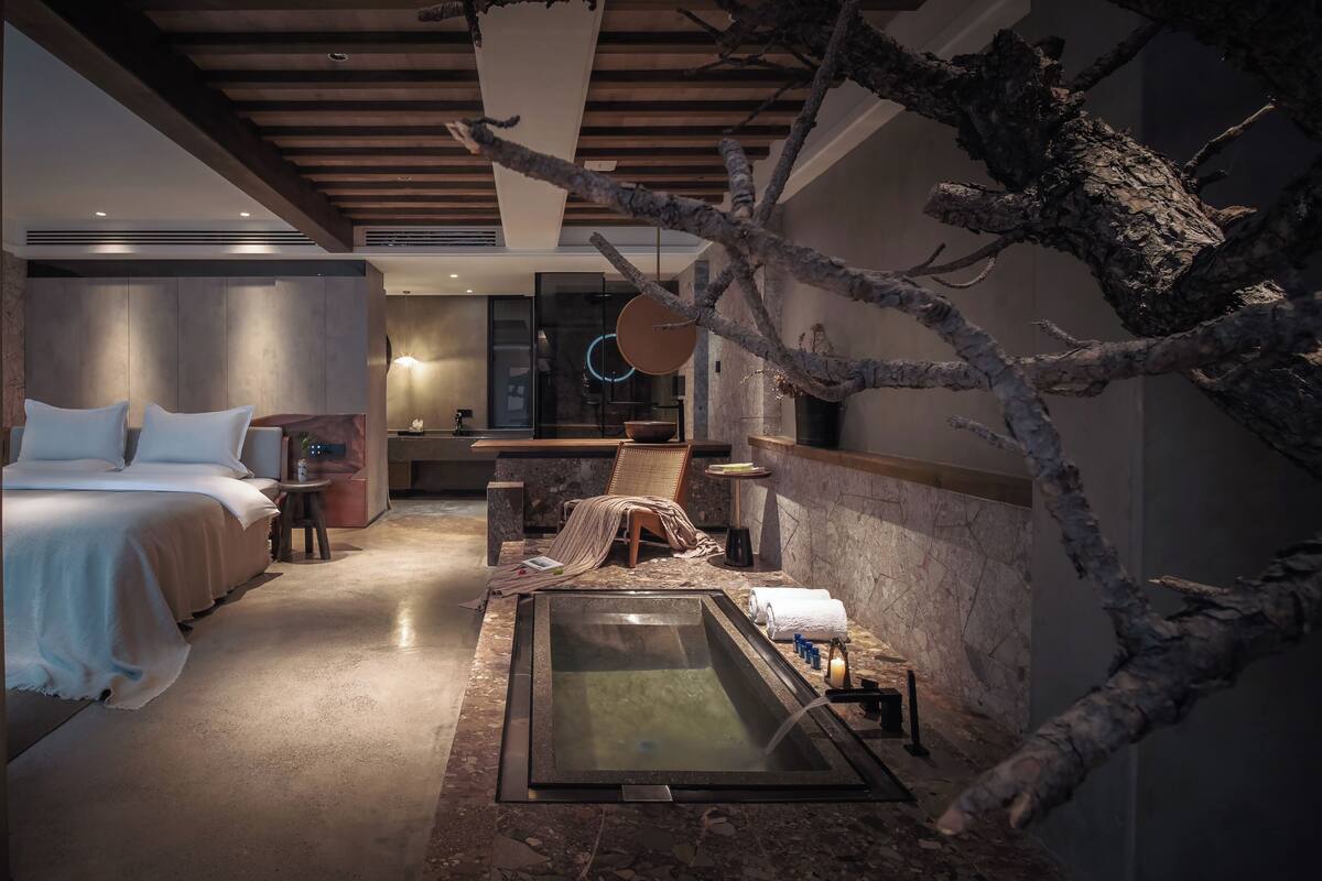 Regendusche, Designer-Toilettenartikel, Haartrockner, Bademäntel