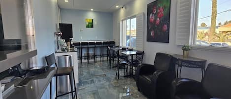 Een modern interieur met een bar, zitplaatsen en kunstwerken aan de wanden.