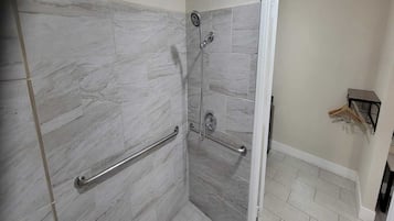 Douche, sèche-cheveux