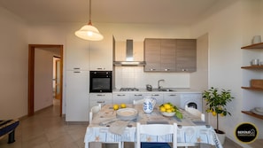 Kühlschrank, Ofen, Herdplatte, Kochgeschirr/Geschirr/Besteck