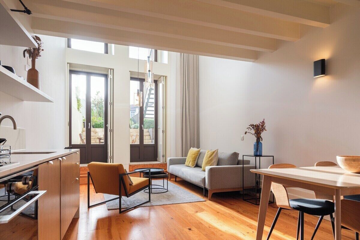 Un salon moderne comprenant un canapé, une table à manger et un coin cuisine.