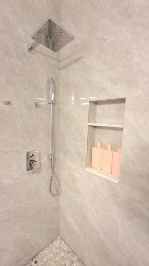 Dusche, Haartrockner, Handtücher, Seife