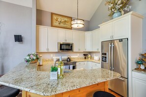 Wasserkocher mit Kaffee-/Teezubeh ör, Kühlschrank, Mikrowelle, Herdplatte