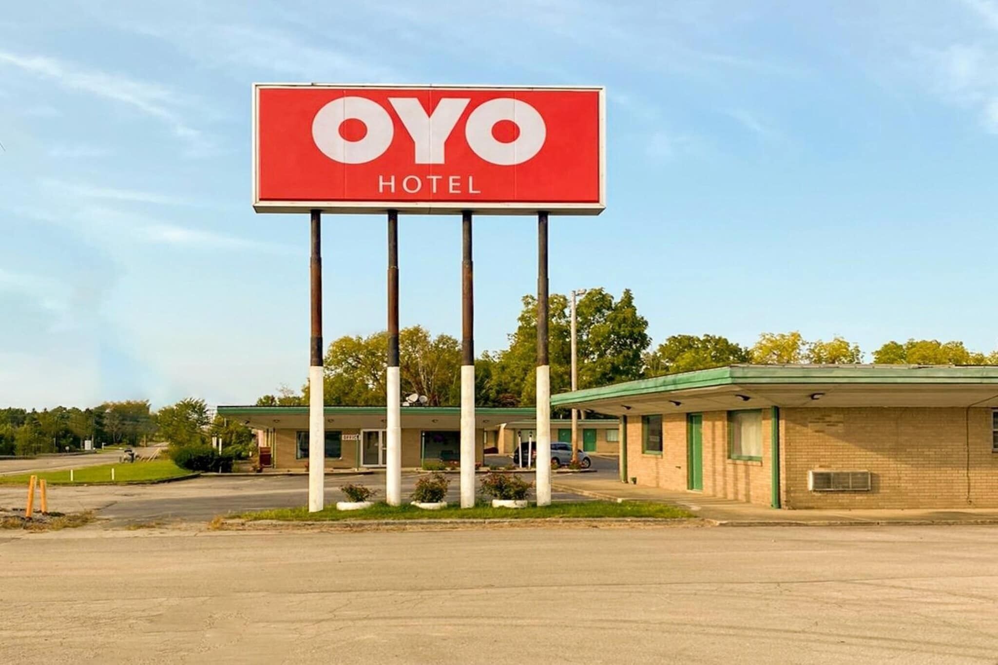 Ein Hotelschild mit der Aufschrift 'OYO HOTEL'.
