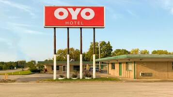 Ein Hotelschild mit der Aufschrift 'OYO HOTEL'.