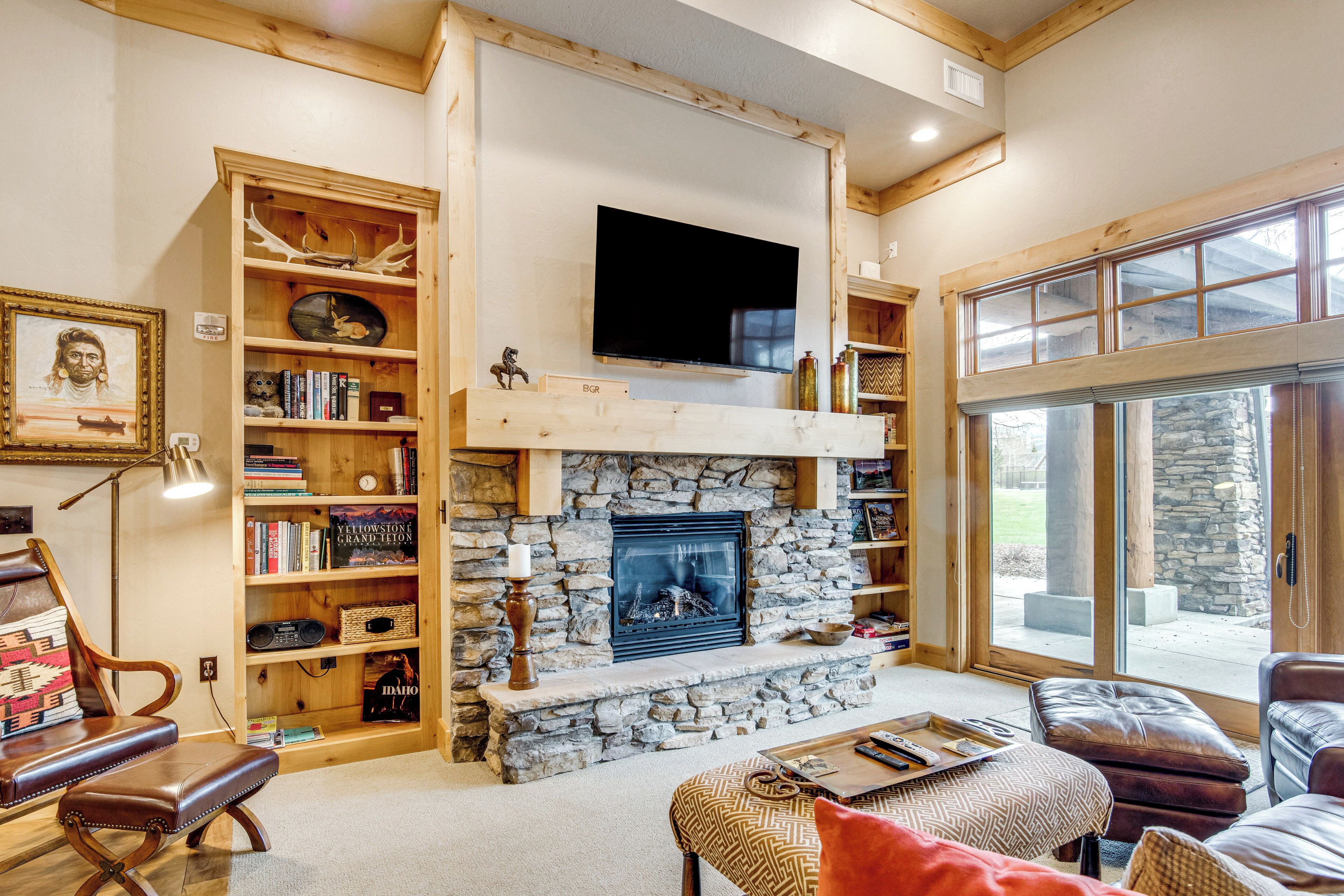 Fernseher, Kamin, Bücher