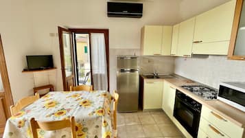Geladeira, micro-ondas, fogão, cooktop