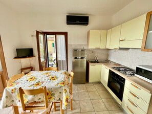 Kühlschrank, Mikrowelle, Ofen, Herdplatte