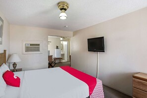 Room - Yuma AZ|Relaxing King Bed (Yuma AZ)