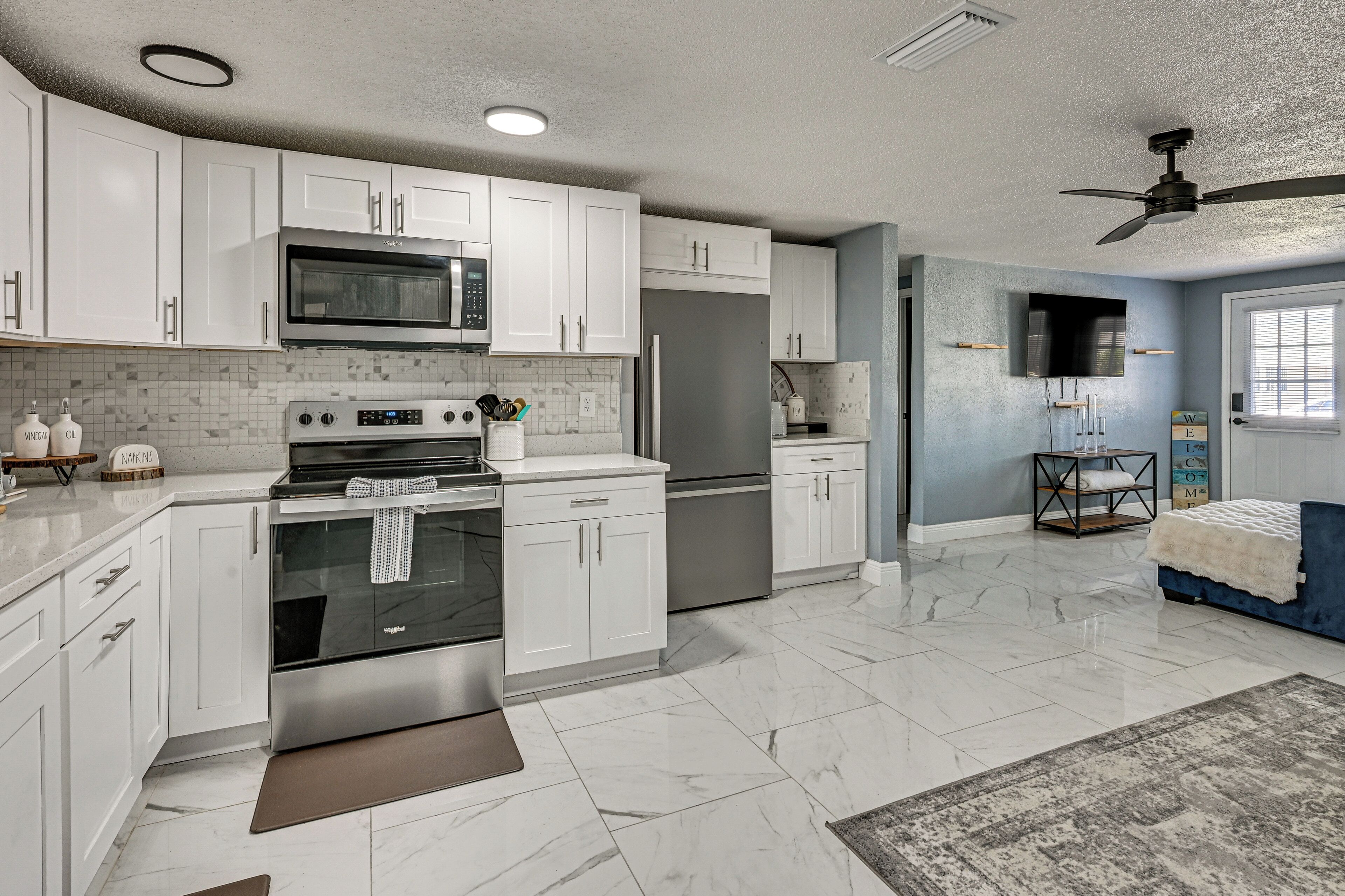 Coffee/tea maker, fridge, microwave, stovetop
