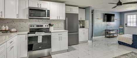 Cafeteira/chaleira, geladeira, micro-ondas, cooktop