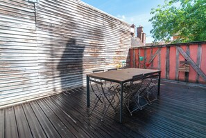 Outdoor dining - Vrbo Property (Troyes)