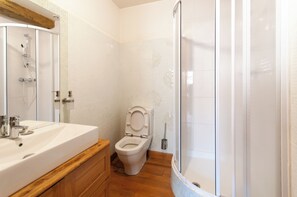 Bathroom - Vrbo Property (Troyes)
