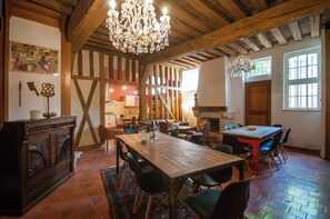 Dining - Vrbo Property (Troyes)