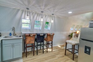 Coffee/tea maker, fridge, microwave, stovetop - 3 Mi to Tomball's Main St! Unique A-Frame Home (Tomball)