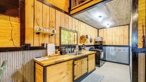 Una cucina rustica con mobili in legno, un lavello e un piano di lavoro.