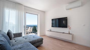 89-cm Smart TV with digital channels