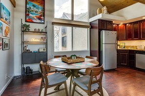Dining - Mid-Mod Mountain Cove Studio with Views (Indian Wells)