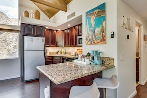 Coffee/tea maker, fridge, microwave, stovetop - Mid-Mod Mountain Cove Studio with Views (Indian Wells)