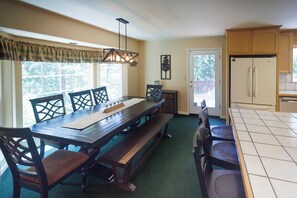 Dining - Spacious 5BR Mountain Home in Peaceful Mi-Wuk (Mi-Wuk Village)