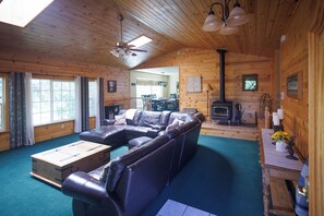 TV, fireplace - Spacious 5BR Mountain Home in Peaceful Mi-Wuk (Mi-Wuk Village)