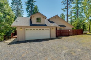 Exterior - Spacious 5BR Mountain Home in Peaceful Mi-Wuk (Mi-Wuk Village)