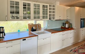 Coffee/tea maker, fridge, dishwasher, cookware/dishes/utensils - 3 bedroom amazing home in Saltum (Saltum)