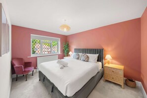 Iron/ironing board, WiFi, bed sheets - 4 Bed House in Coulsdon, by ARP Homes, Driveway & Big Garden, Perfect for Families and Insurance Stays (Greater London)