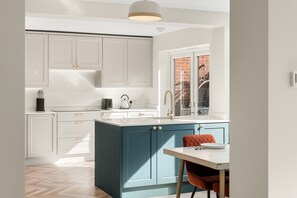 Fridge, microwave, oven, stovetop - 4 Bed House in Coulsdon, by ARP Homes, Driveway & Big Garden, Perfect for Families and Insurance Stays (Greater London)