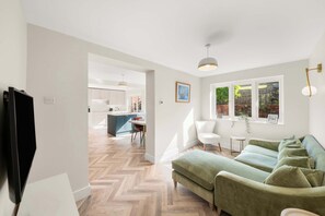 TV - 4 Bed House in Coulsdon, by ARP Homes, Driveway & Big Garden, Perfect for Families and Insurance Stays (Greater London)