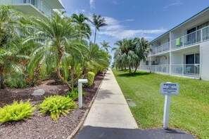 Property grounds - Steps to Pool & Ocean! Key Colony Beach Retreat (Key Colony Beach)