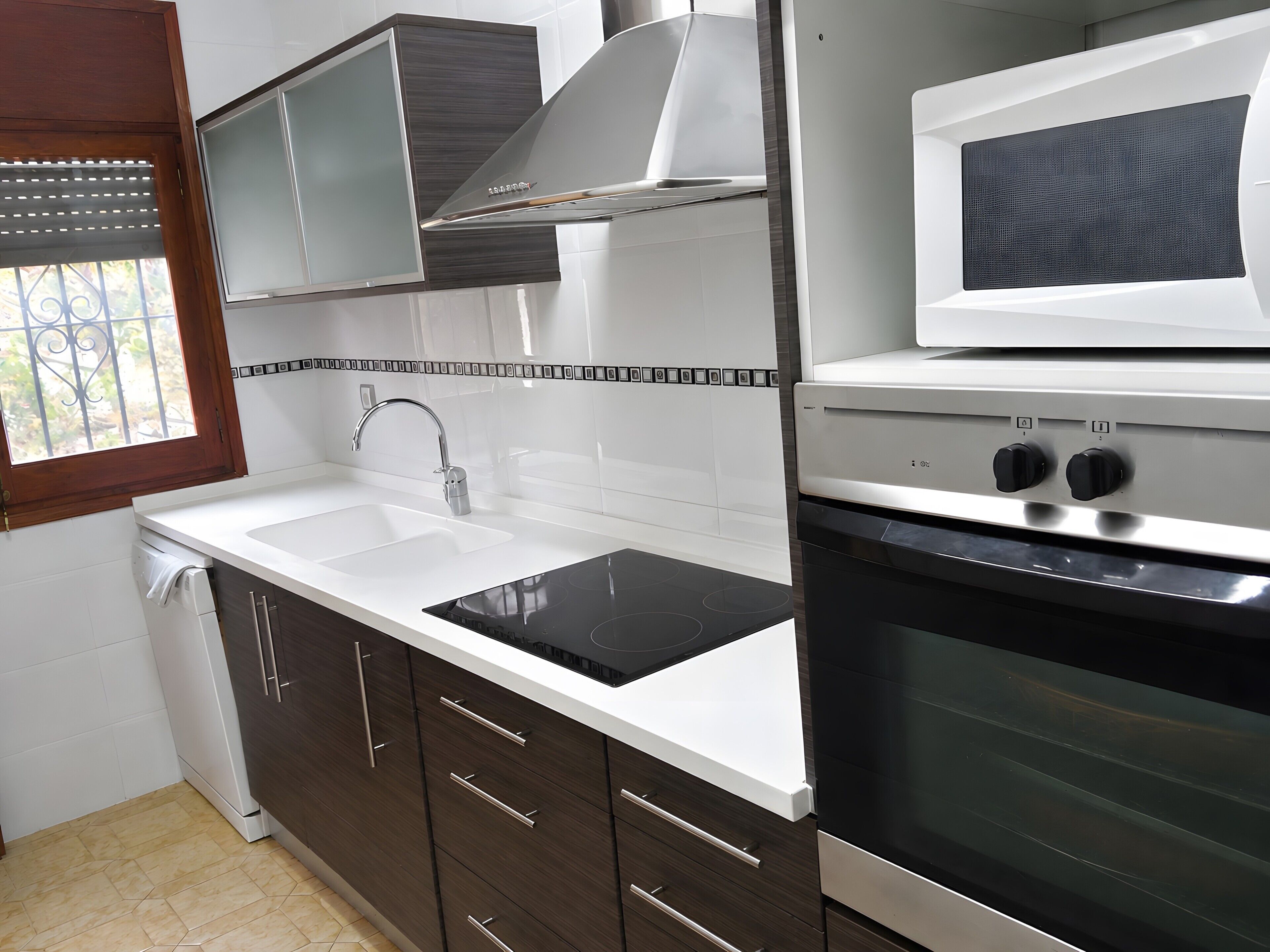 Frigorífico, microondas, horno y placa de cocina