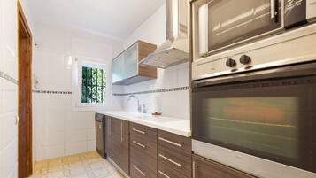 Coffee/tea maker, fridge, microwave, oven