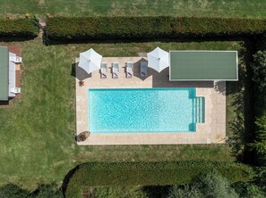 An aerial view of a rectangular swimming pool with a tiled deck, surrounded by a well-manicured lawn and hedges. - Il Cipresso, Casa Martina, Cortona (Cortona)