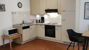 Frigorífico, microondas, horno y placa de cocina