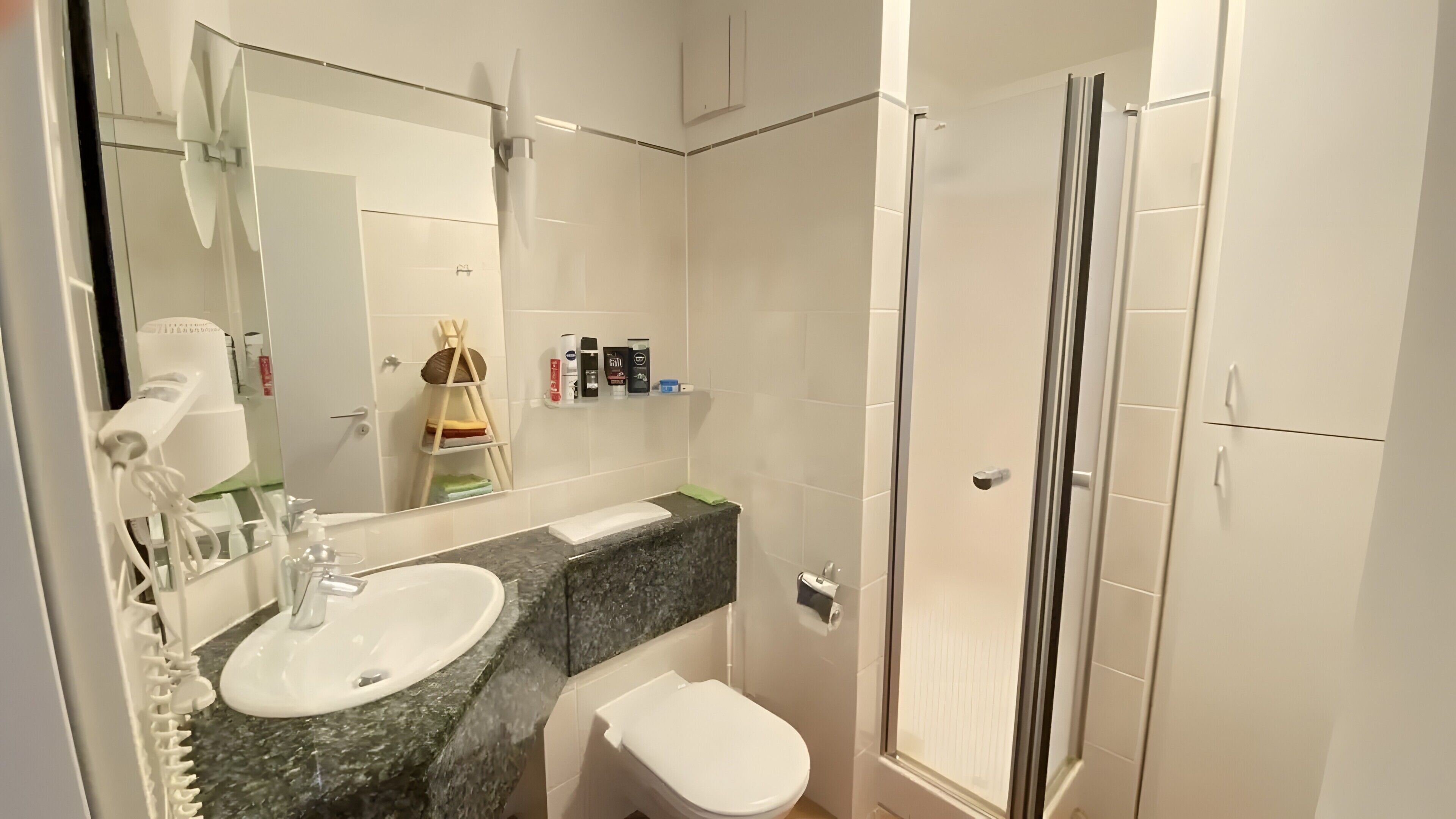 Dusche, Haartrockner, Handtücher