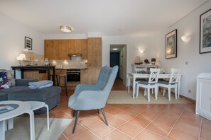 Een modern appartement met een woongedeelte, keuken en eethoek.