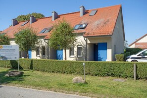 A residential building with a red-tiled roof, multiple windows, and a signboard advertising furnished apartments. - “Krienker See” Apartment – Terrace & Nature Views (Mellenthin)