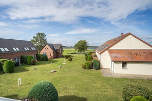 A residential area with houses, a well-maintained lawn, and a clear sky. - Holiday Apartment "Achterwasser View" – Balcony & Nature in Usedom's Hinterland (Mellenthin)