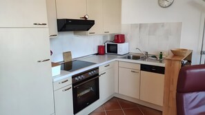 Wasserkocher mit Kaffee-/Teezubehör, Kühlschrank, Mikrowelle, Ofen