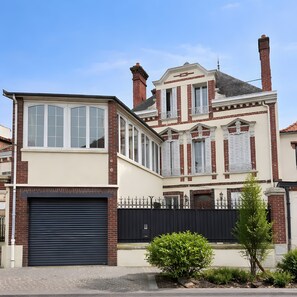 A large, two-story house with a garage, large windows, and a brick facade. - Villa Sénone – Group Getaway in the Heart of Sens (Sens)